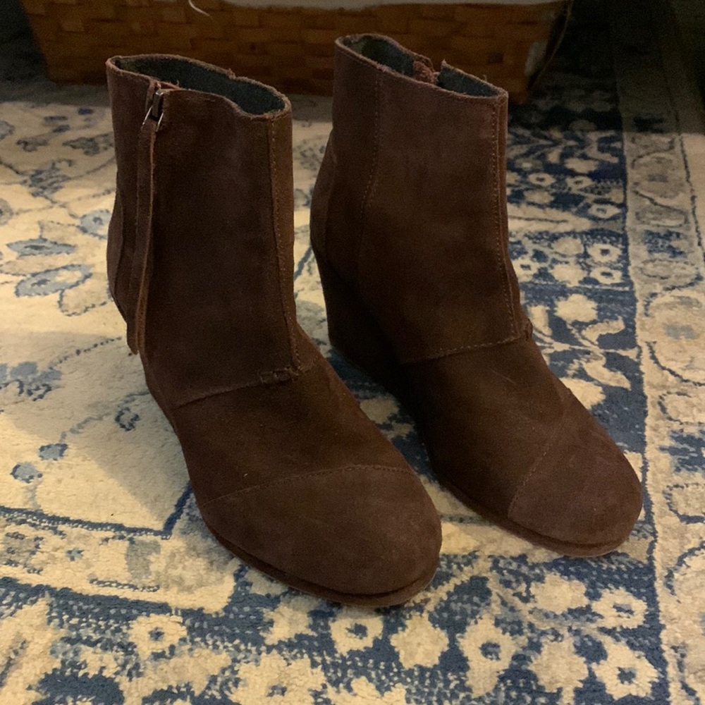 Tom’s brown suede booties